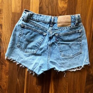 Levi’s Denim Cut-Off high-waisted shorts